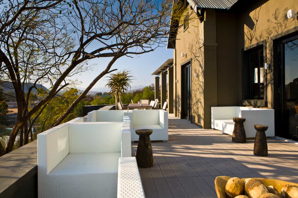 Outside sitting area with suburb- and mountain view