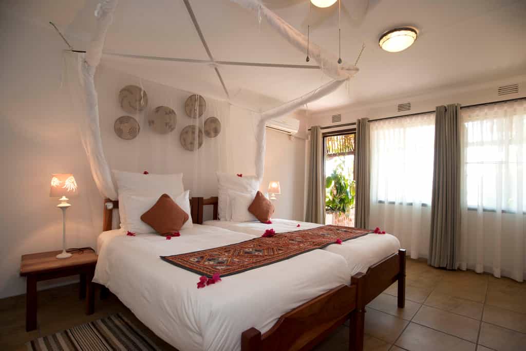 Spacious double room, view onto verandah