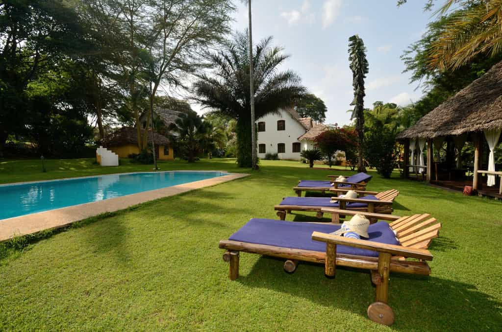 Grounds and swimmingpool