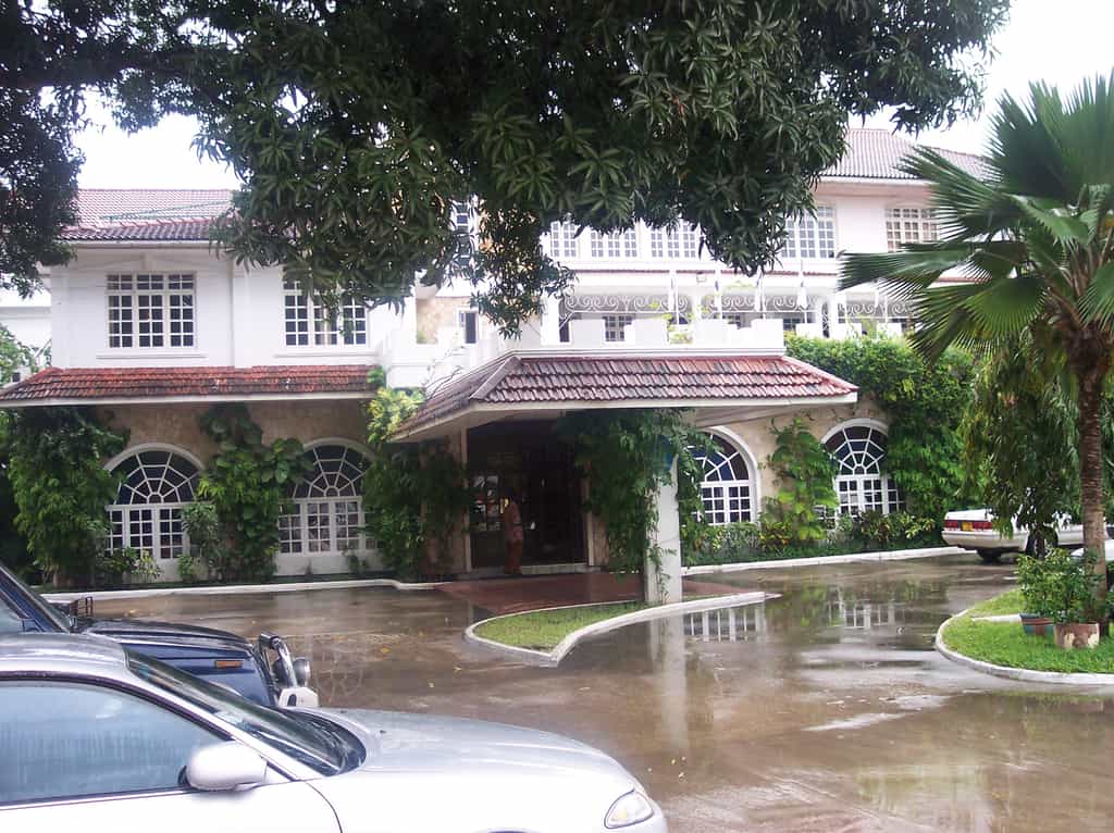 This hotel, where nature and business complement each other, offers affordable accommodation in the financial hub of Tanzania.