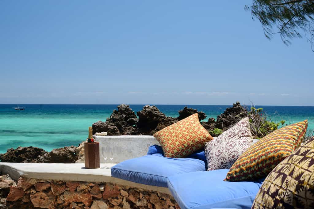Seafront lounge