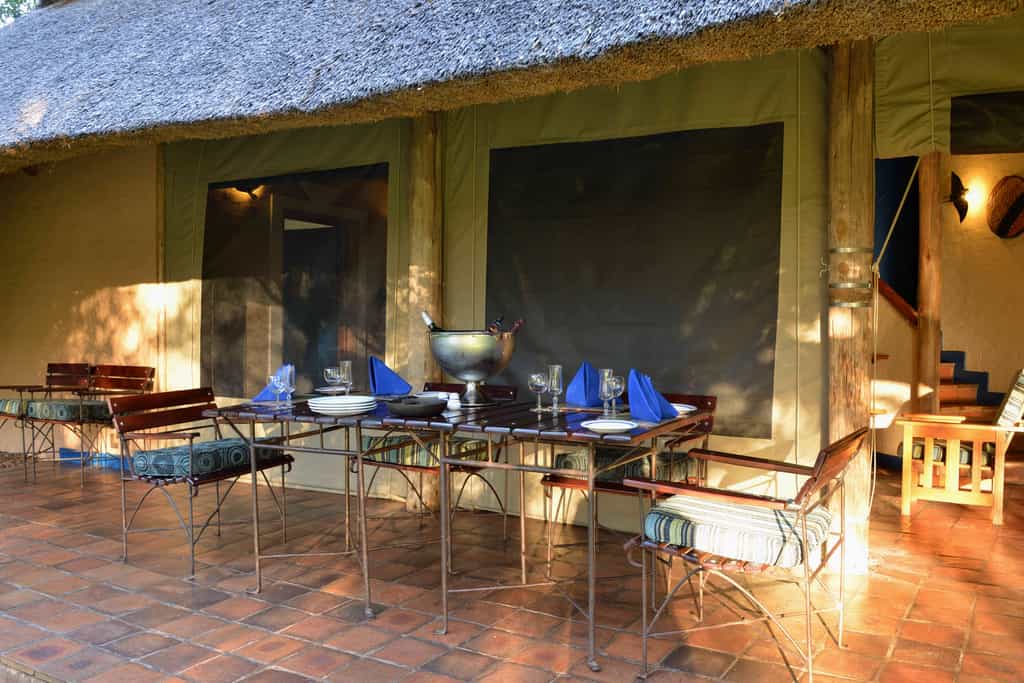 Pronounced ‘Lock-oo-too-la’, it means 'Place of Peace' in the local siNdebele tongue, and certainly lives up to this description  Each lodge has it's own outside area and garden. 