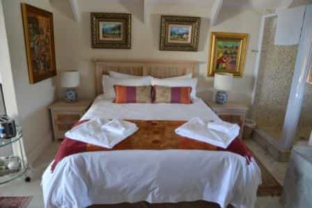 Sardien has a Queen size bed, shower and huge bath to relax in