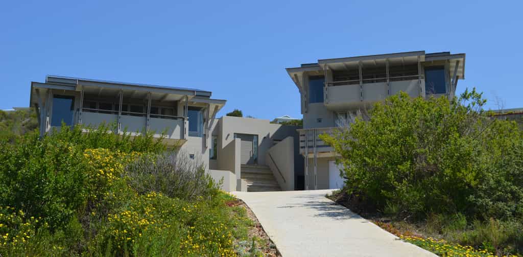 Two identical units interlinked with deck and pool area