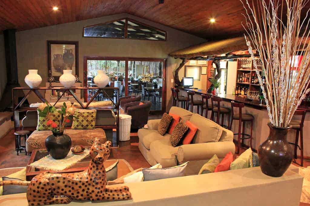 Bar & lounge area