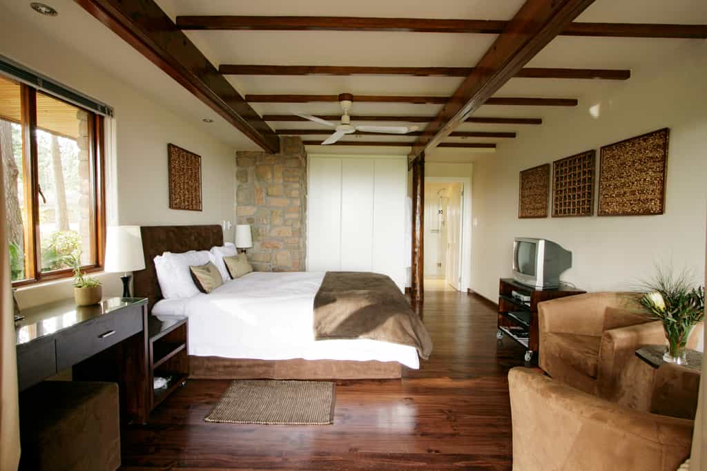 All four luxury B&B rooms are on the ground floor and have en-suite bathroom, DSTV, DVD player, double bed, desk, 2 comfortable chairs, private patio, own entrance.