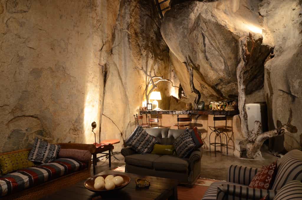 Built into an elevated granite cave, the bar and lounge area provides the perfect setting for pre-dinner refreshments and snacks.