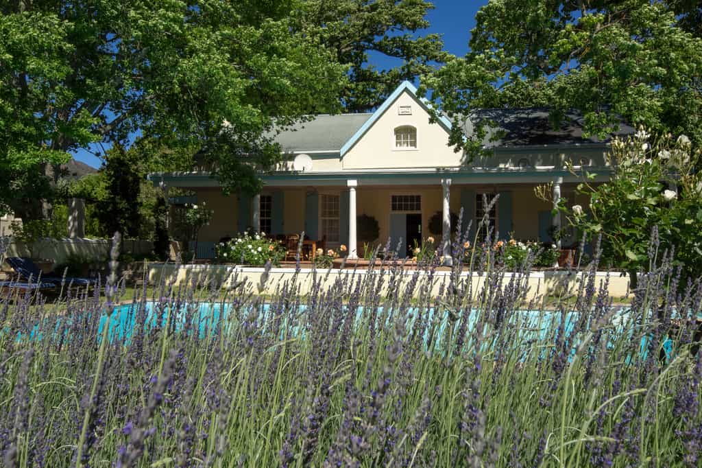 With views of the Franschhoek mountains this fully equipped unit can sleep up to 6 people. Each of three roms has its bathroom and inside & outside dining areas make for memorable mealtimes. A large, dedicated swimming pool flanked by sun loungers ensure summer time fun, while the built-in fireplace offers a cozy retreat in winter.   