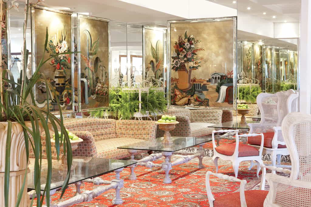 Lobby lounge