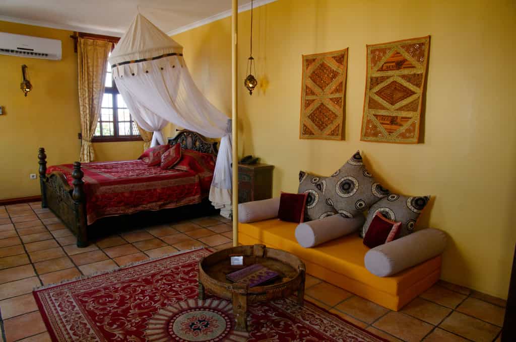 Bed and lounge
