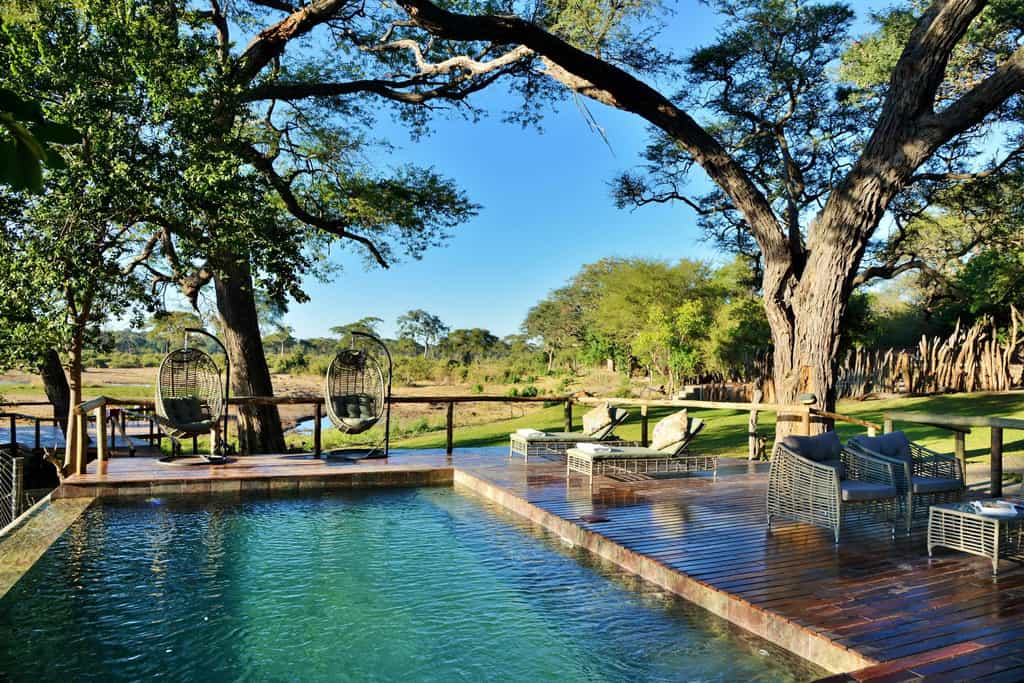 Rim flow pool 