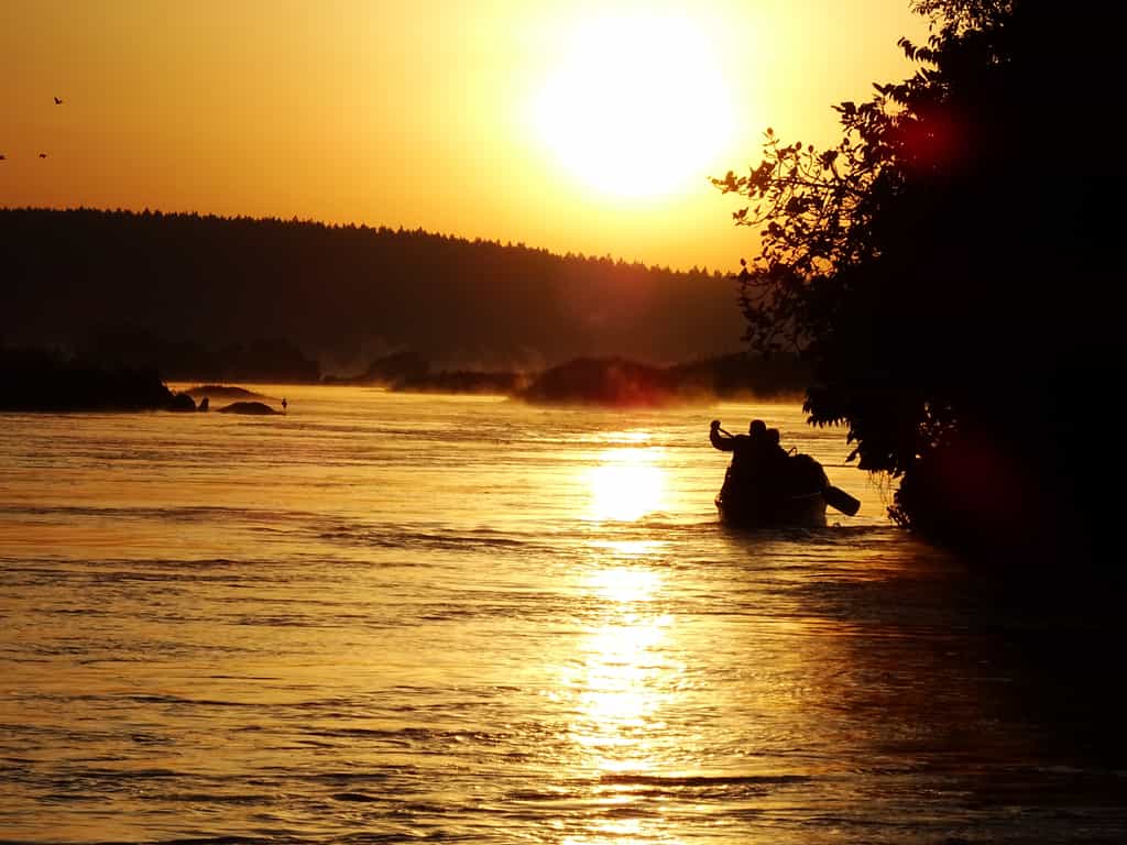 Arrival in the evening dusk by boat transfers