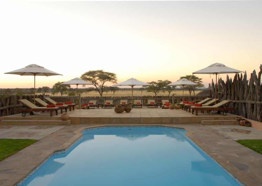 Have a refreshing dip into the swimming pool. Inside the complex a palisade separates the restaurant and swimming pool area from the guest chalets and thereby provides more privacy.