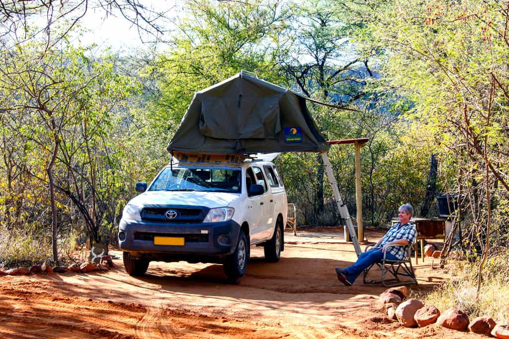 The pitches of this campsite on the soft, red sand of the Kalahari are hidden between bushes and shade trees.