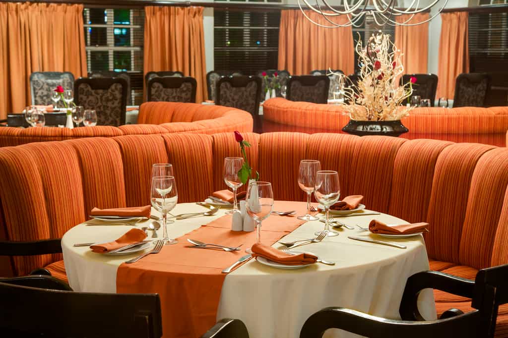 The Protea Hotel Ryalls offers sundowners at the cocktail bar, while dining in the "21" Grill or join us in the Ryalls Restaurant and Coffee Shop where both offer an excellent experience in local taste, colour and cuisine. 