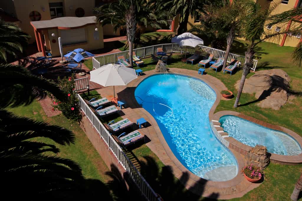 SPARKLING POOLS - SECLUDED VERDANT GARDENS