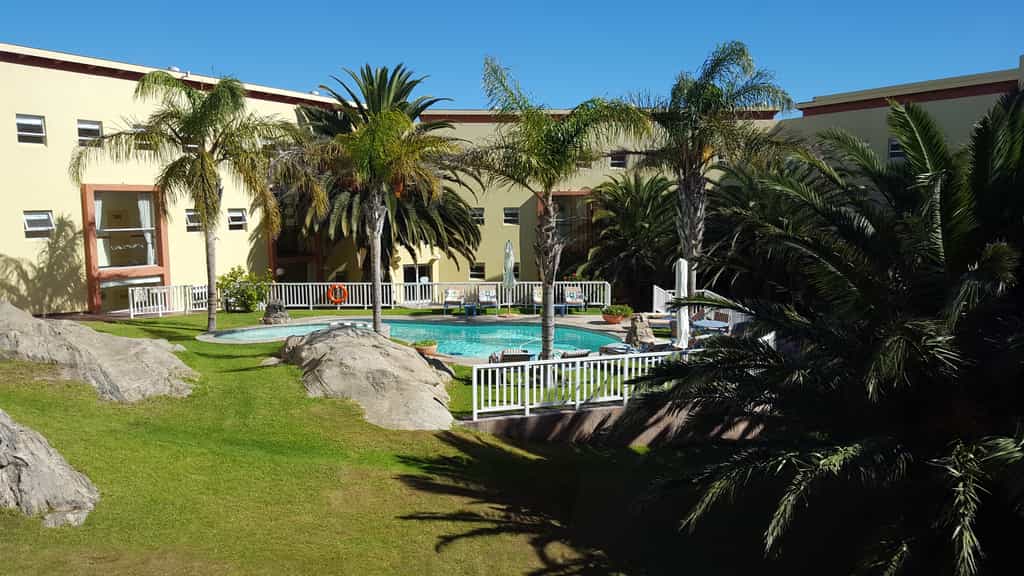 VERDANT GARDENS & SPARKLING POOLS