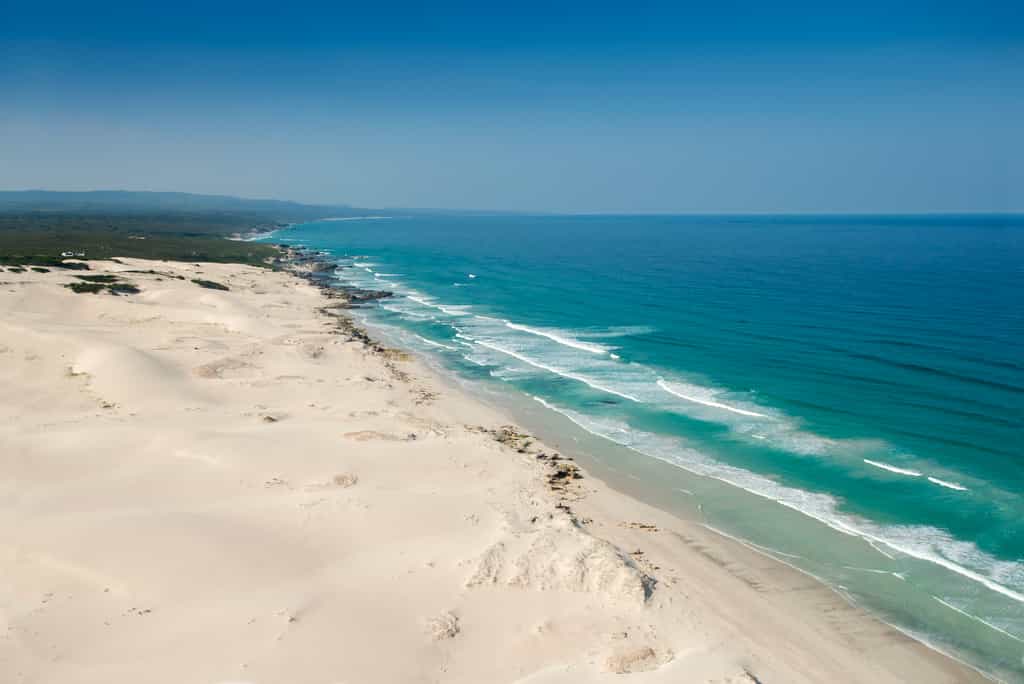 Towering white sanddunes border the Indian Ocean