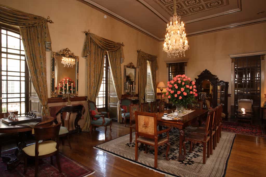 Salón Republicano, Transport to the 19th Century when visiting this space, where the life of Cuenca two centuries ago is recreated. Here one can enjoy a careful selection of furniture and artwork and a privileged view of the city from our traditional balconies. This room can seat a maximum of 30 people auditorium-style and 40 people sitting