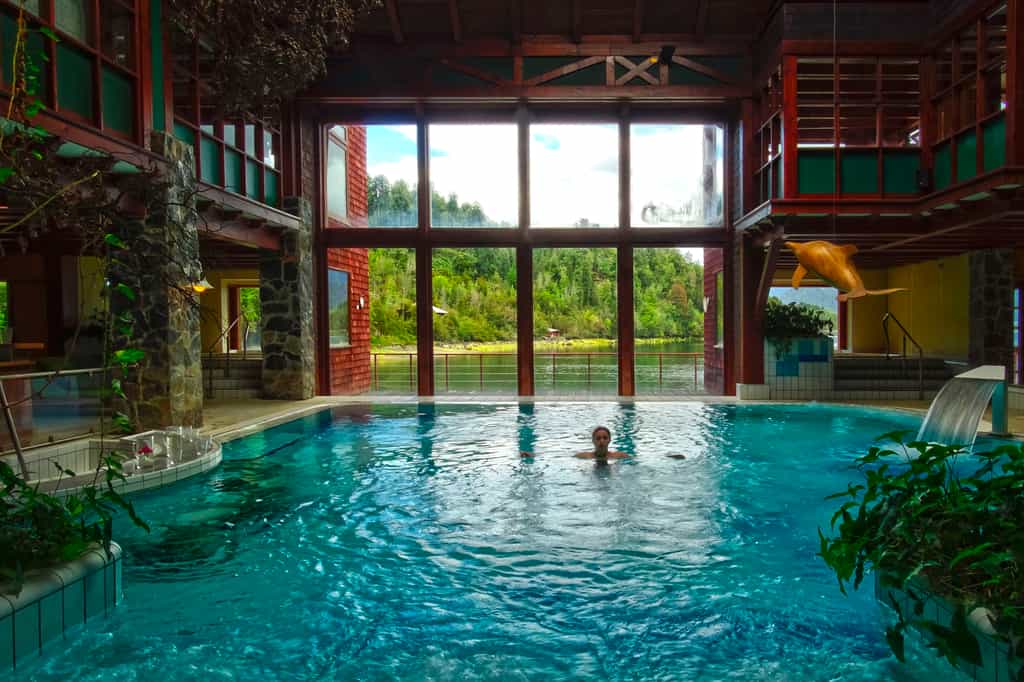 A space created with noble Patagonian woods that brings together the three type of waters that give life to our Lodge; water from the falls, water from the hot springs, and water from the sea. Together they create an environment that allows guests to disconnect from everyday life and relieve the body and mind of the discomforts is produces.