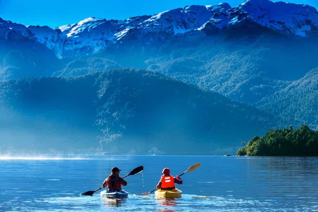 It could be the adventure behind kayaking through canals and in between islands; encounters with bottlenose dolphins and sea lions, the observation a wide variety of seabirds; or the walk through the lush evergreen forest and novelistic lichens, fungi, mosses, ferns and flowers that finally give way the spectacular panoramic views of the sector where glaciers and lagoons take on leading roles. 