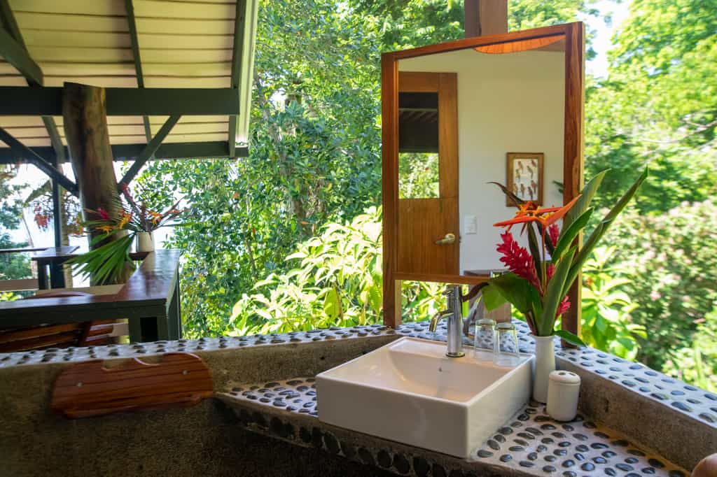 Agouti Bungalow King bathroom