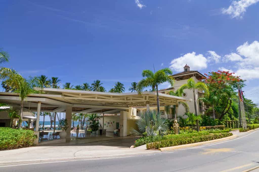 Welcome to one of Costa Rica´s most iconic beachfront resorts, located right in the heart of Playa Tamarindo!