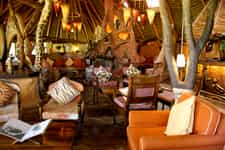 The dining room, lounge and bar that serve tastefully prepared local, exotic and international cuisines, features pillars and murals with intricate African Carvings, African antiques and orche – coloured walls, creating a feeling of an artist’s gallery.