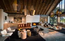 With panoramic windows and fold-back glass doors, allows guests to fully appreciate the natural setting.