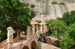 Take a walking tour around Narlai