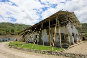 See the architecture of San Andres de Pisimbala
