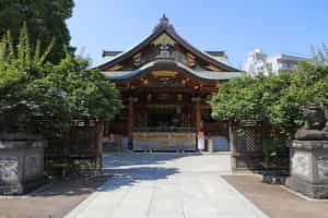 Visit the Yushima Tenmangu shinto shrine in Tokyo