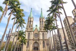 Admire See Cathedral's architecture in São Paulo