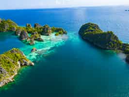 Hike the islets of Piaynemo lagoon