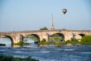Balloon over the châteaux of the Loire