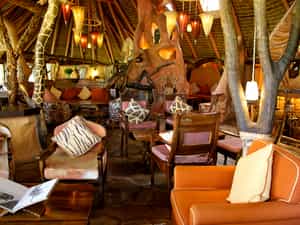 The dining room, lounge and bar that serve tastefully prepared local, exotic and international cuisines, features pillars and murals with intricate African Carvings, African antiques and orche – coloured walls, creating a feeling of an artist’s gallery. 