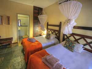 Standard twin room with en-suite bathroom