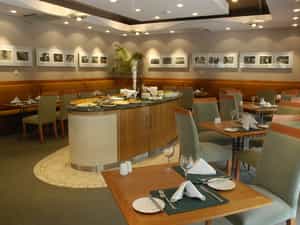 The Club Room Restaurant Seats up to 50 guests for breakfast between 7:00 and 10:30, lunch between 11:00 and 14:30 and dinner from 17:00 to 22:30. 