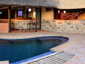 Overlooking the Zambezi, splash pool, bar and restaurant area with wood fired pizza oven.