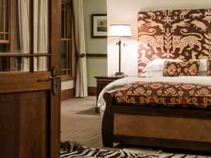 Baines offers accommodation to a maximum of 16 guests in 8 individual suites. 3 suites are located in close proximity to the main lodge whereas the remaining 5 are situated in more secluded areas.
