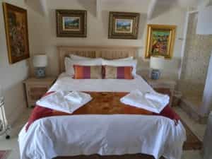 Sardien has a Queen size bed, shower and huge bath to relax in