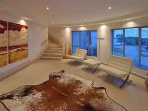 The stylish interior is just as defined in the same perfect white. A modern, unpretentious interior gives the compact Villa Afrikana a surprisingly open feel to its rooms. Look out for the eye-catching artworks and cleverly placed objects.