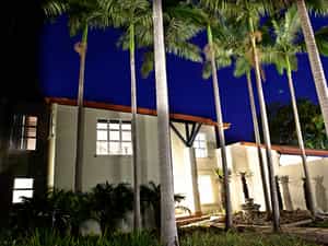 Elegant Lodge is a luxury double story Guesthouse that will receive their guests with a warm welcome.