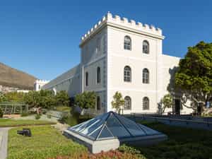 An exciting stay awaits you at Protea Hotel Breakwater Lodge located in a spectacular setting that looks over the bay and up onto Table Mountain. 