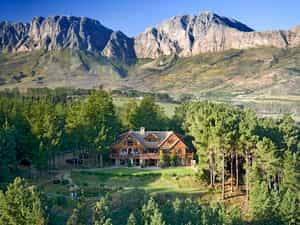 Thsi is our guesthouse that has 4 luxury B&B on the ground floor, 1 B&B suite on the first floor, a dining room area and reception 