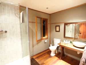 En suite bathroom with a shower 