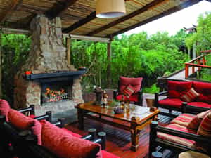 Enjoy a drink at one of the Main Lodge lounges and exchange bush stories after your game drive.