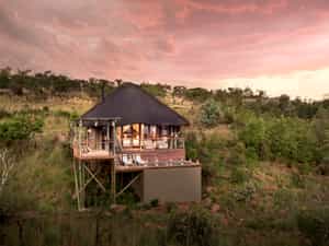 Mhondoro Game Lodge- Honeymoon Suite