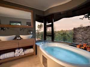 Mhondoro Game Lodge- Executive suite bathroom