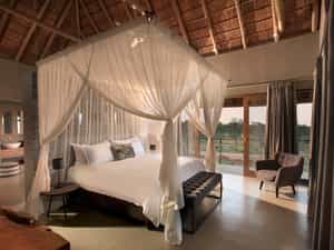 Mhondoro Game Lodge- Villa master bedroom
